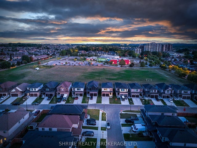 957 Holtby Court, London North