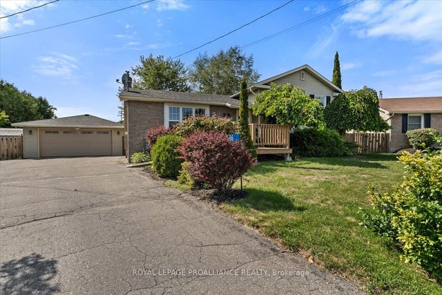 16 Centre Court, Quinte West