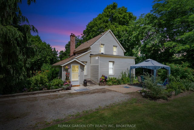 5400 North Service Road, Lincoln