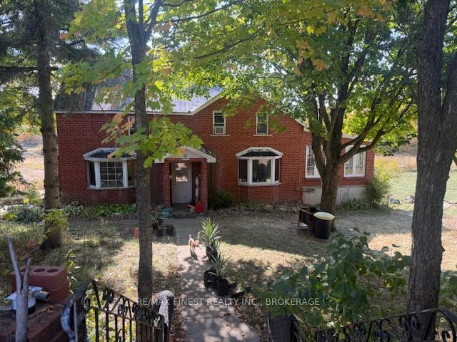 6182 Battersea Road, Frontenac