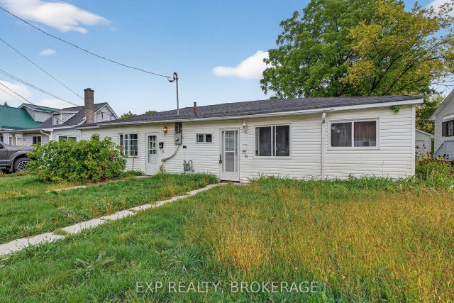 225-227 Victoria Avenue, Gananoque