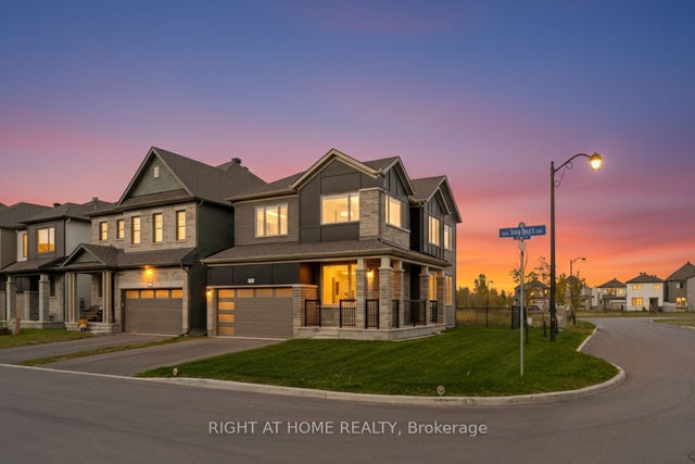 812 Croissant Snap Hook Crescent, Barrhaven