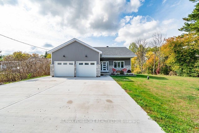 590 Schwan Road, Laurentian Valley