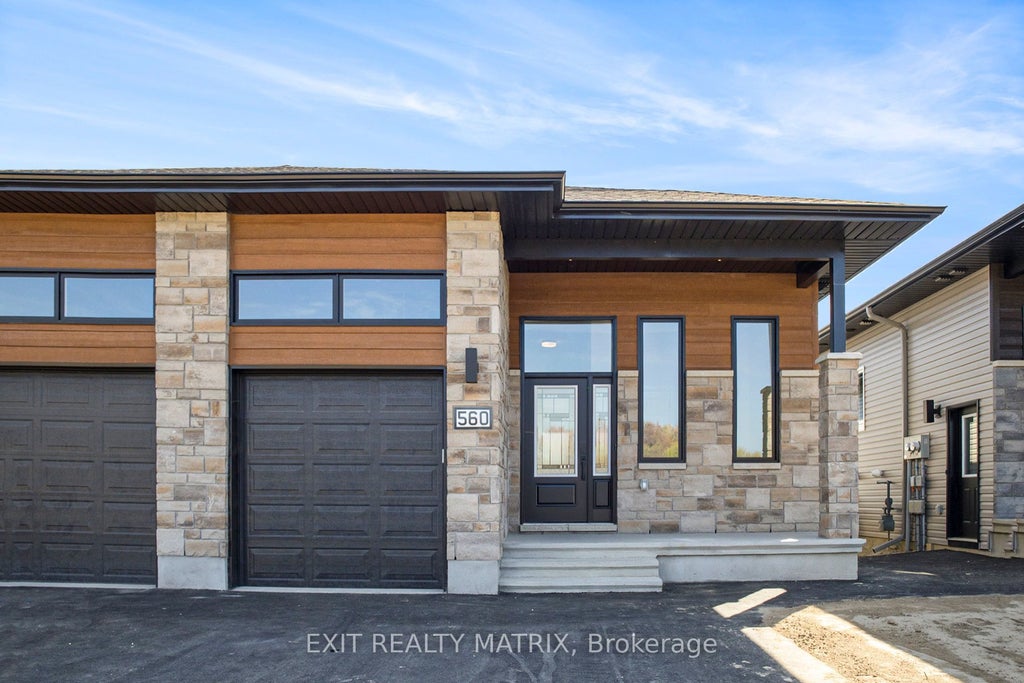 560 Regina Street B, Russell