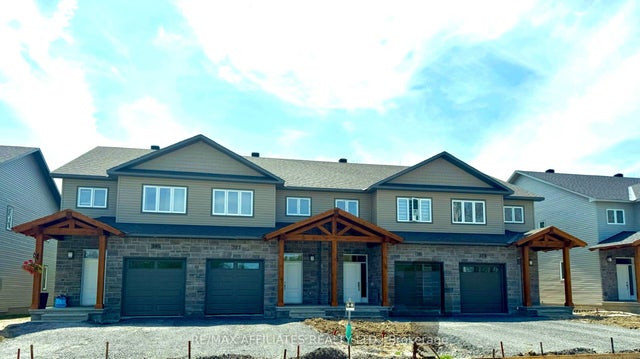 353 Voyageur Place, Russell