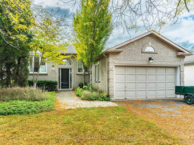 18 Woodside Square, Pelham