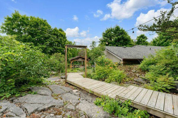 532 County Road 14 Road, Stone Mills