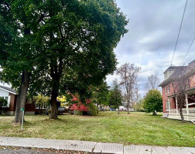 22 Lorne Street N, Renfrew