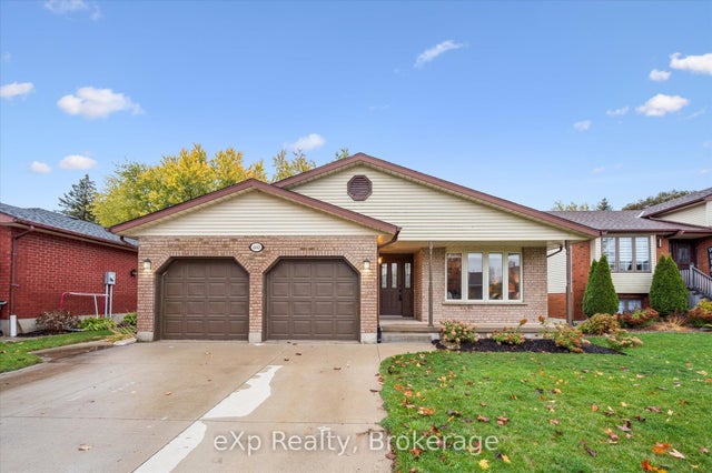 660 Maple Avenue N, North Perth