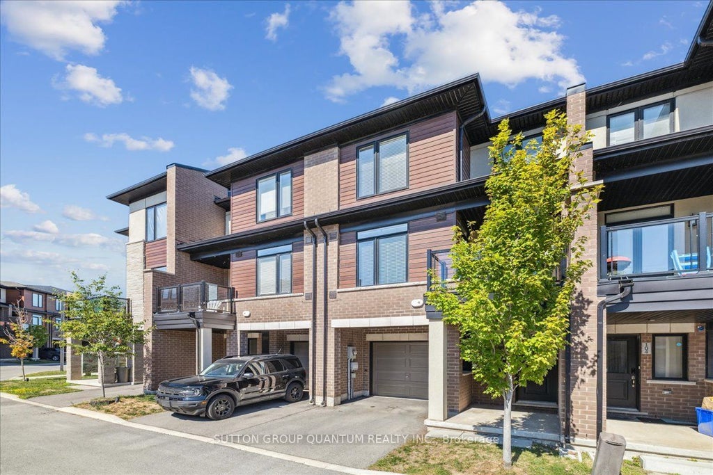 590 North Service Road 105, Hamilton