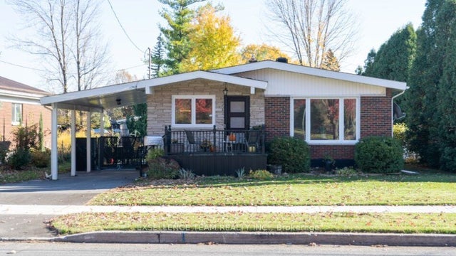 1010 Queen Street, Cornwall