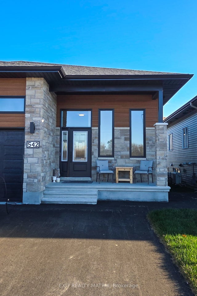 542 Regina Street A, Russell