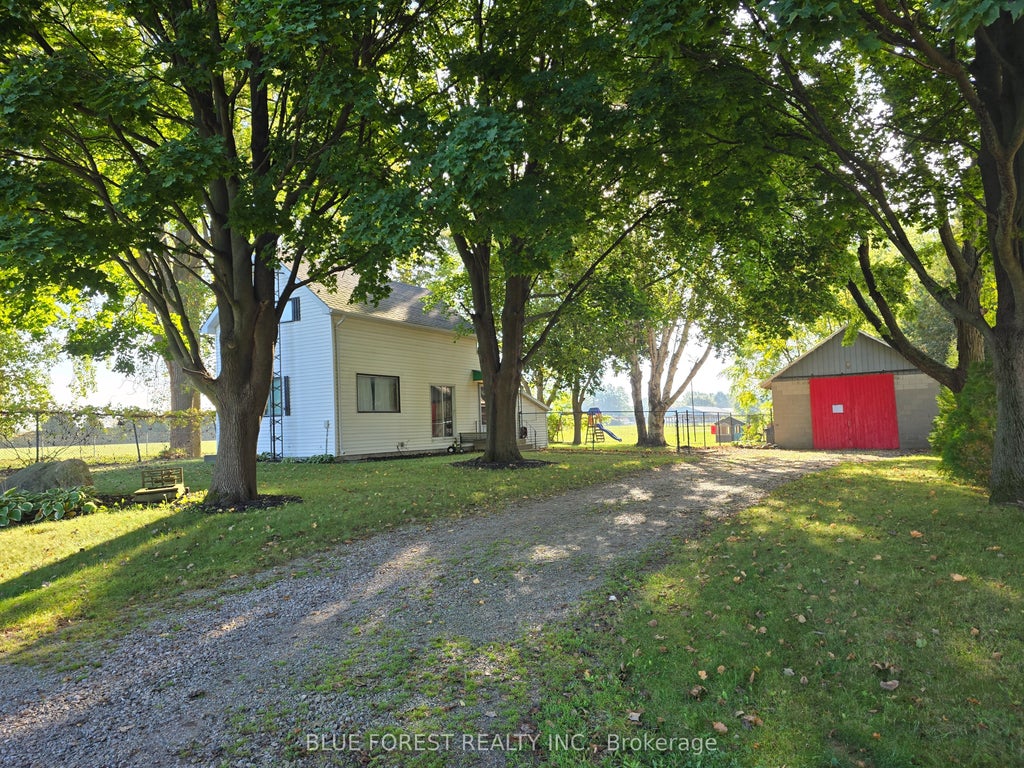 138 Centre Centre, West Elgin