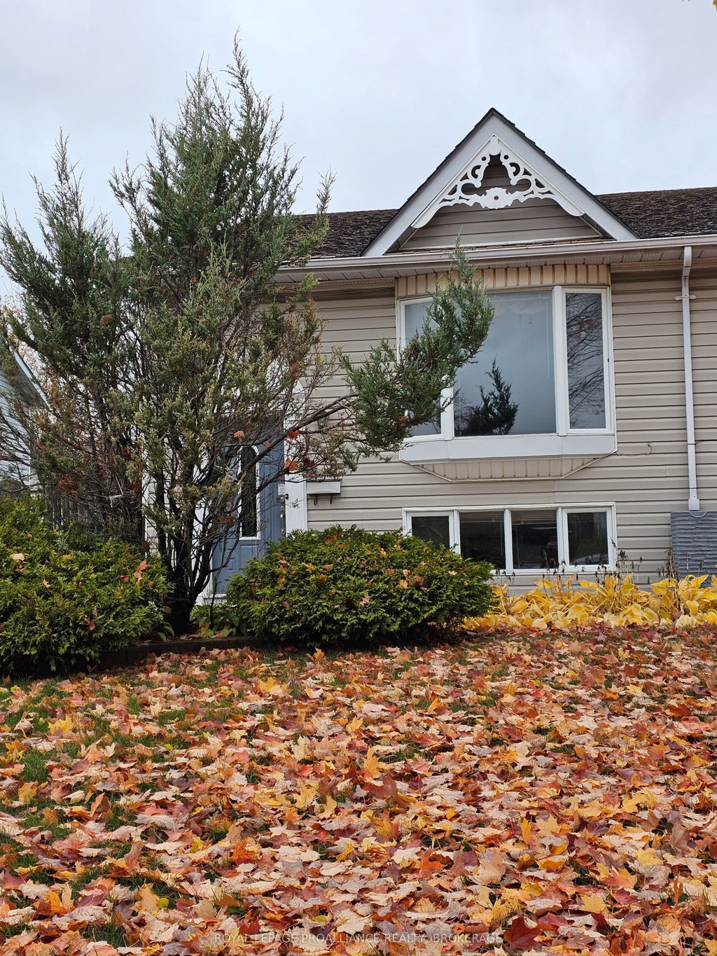 915 Warburton Crescent, Kingston