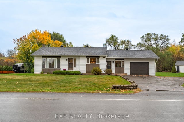 635 Front Road W, Champlain