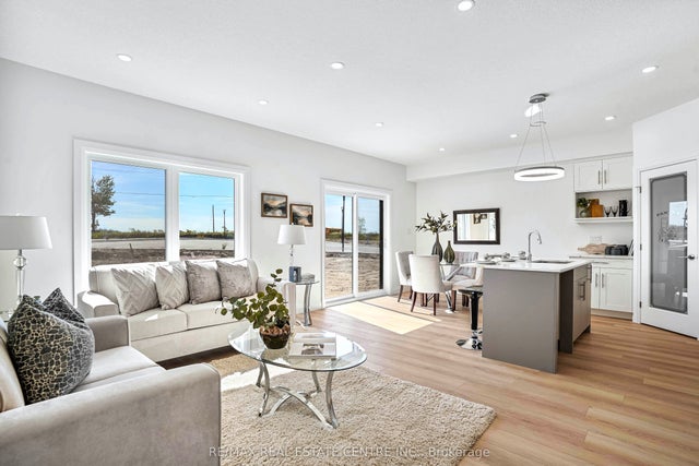 2572 Constance Avenue, London South