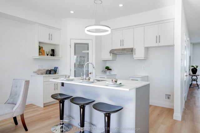 2524 Constance Avenue, London South