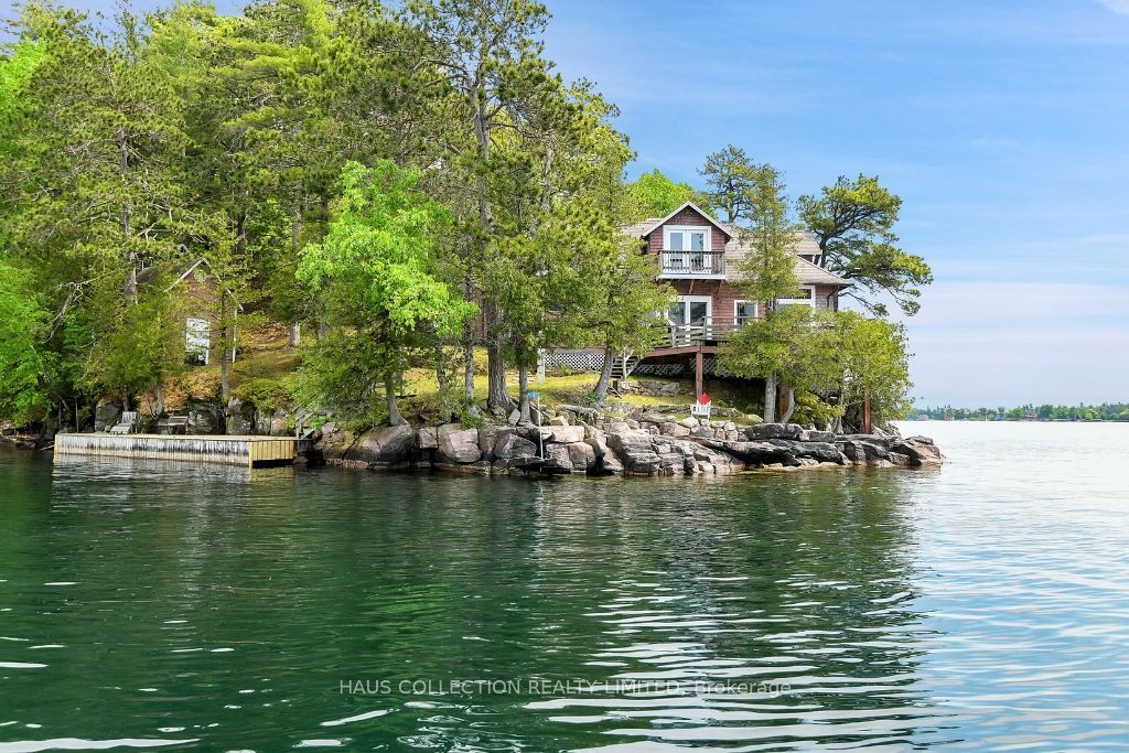 1 Little Grenadier Island, Leeds and the Thousand Islands
