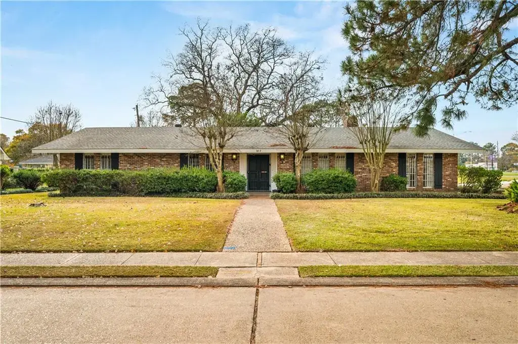 202 Sweetbriar Dr , Alexandria