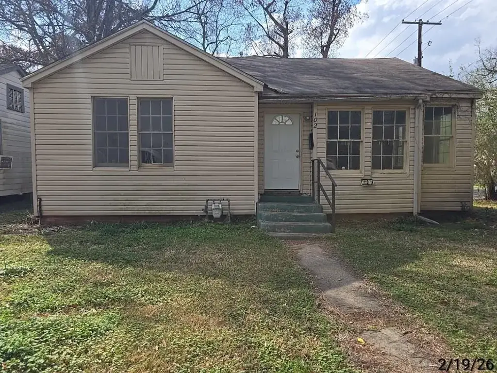 102 Colonial Dr , Alexandria