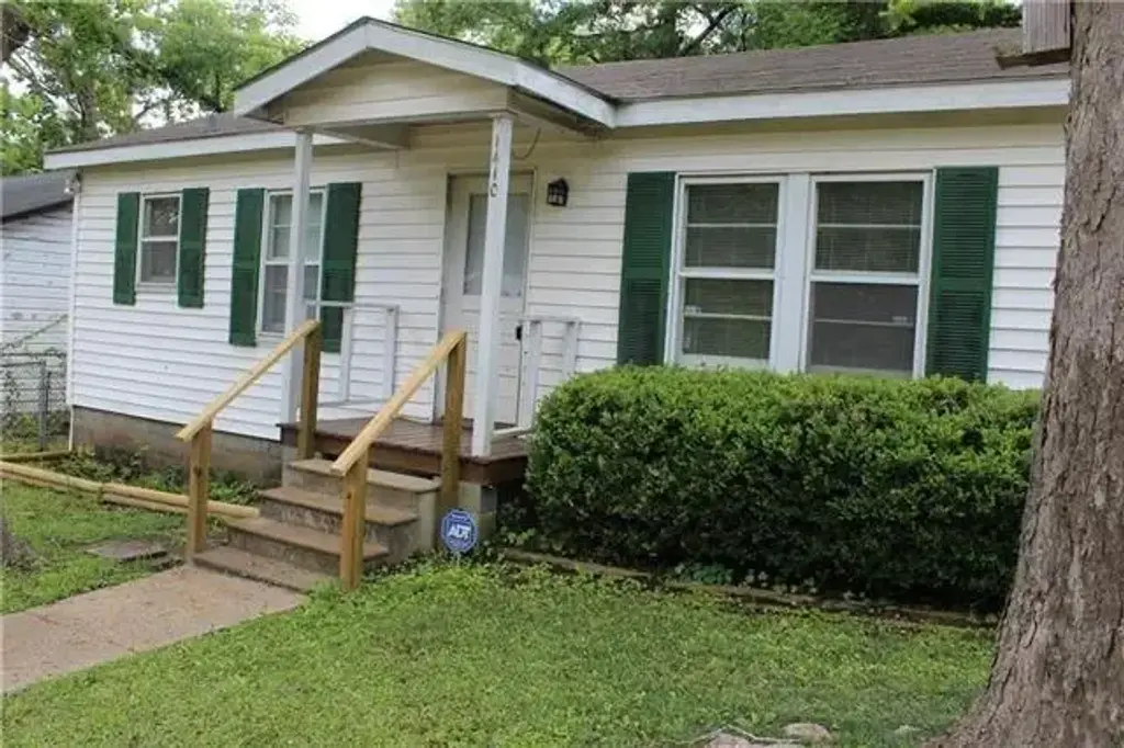 1410 College St , Pineville