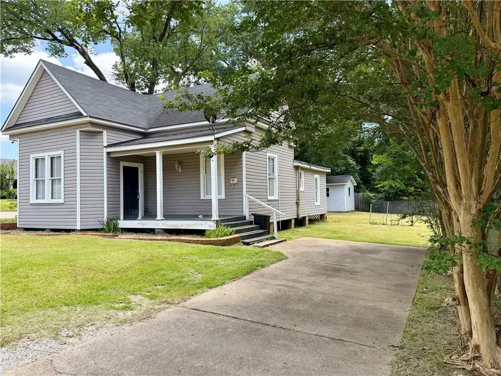 526 Lakeview St , Pineville