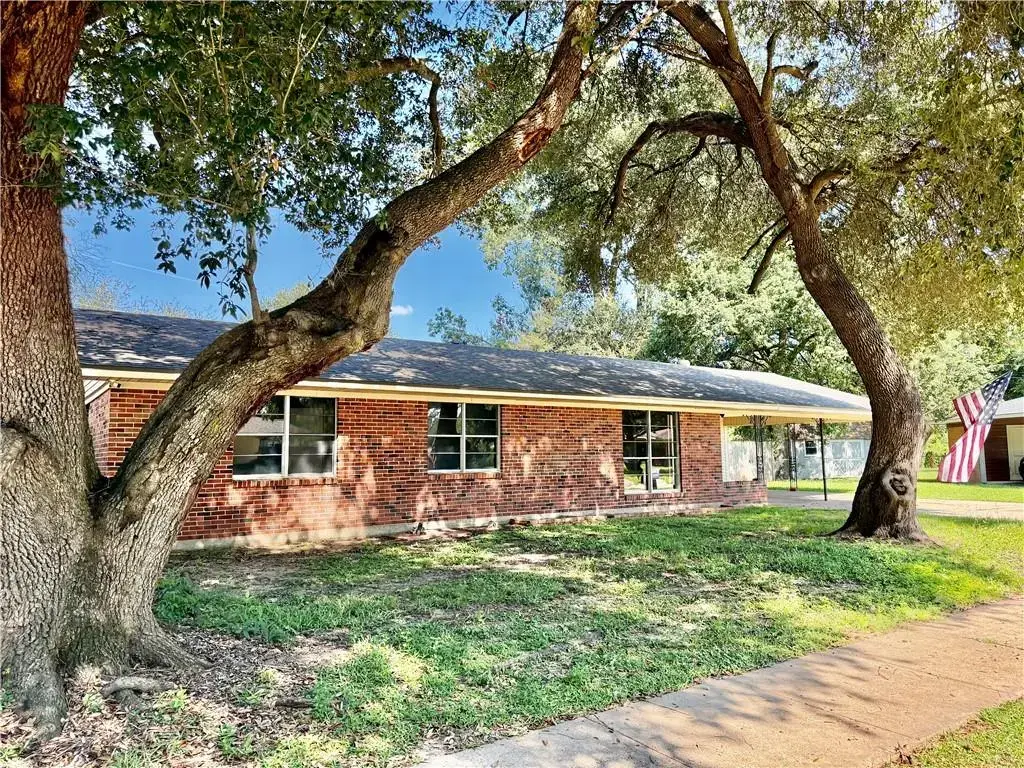 5620 W Circle Dr , Alexandria