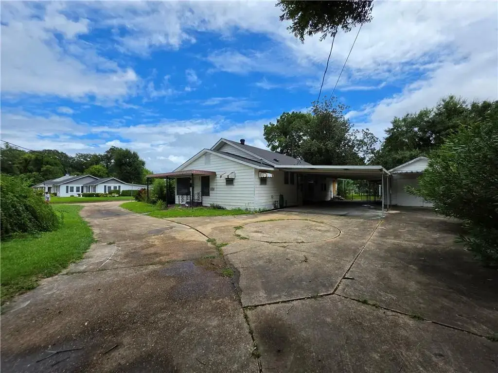 2001 E Texas Av , Alexandria