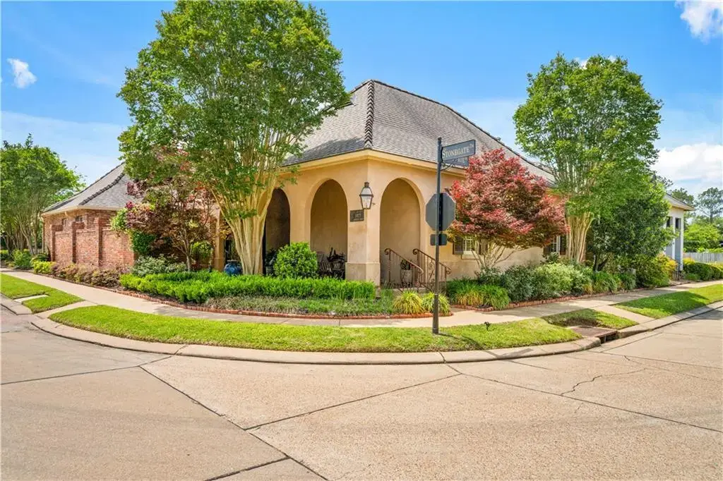 5977 Stonegate Dr , Alexandria