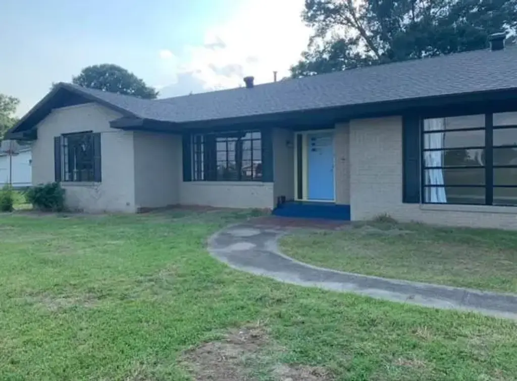 3700 Masonic Dr , Alexandria