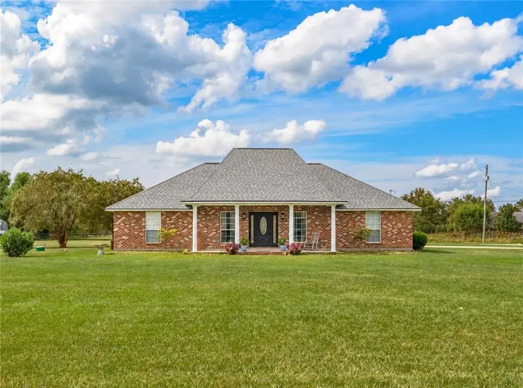 596 Highway 1207, Deville