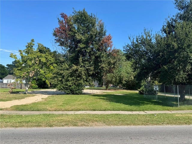 613 N Labarre Road, Metairie