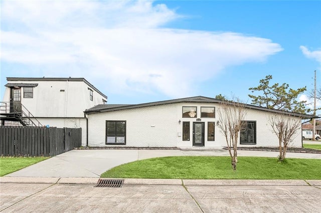4200 Lake Villa Drive, Metairie