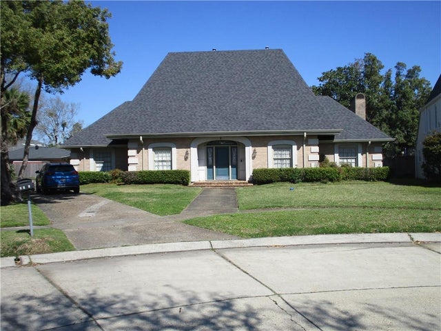 8 Tara Place, Metairie