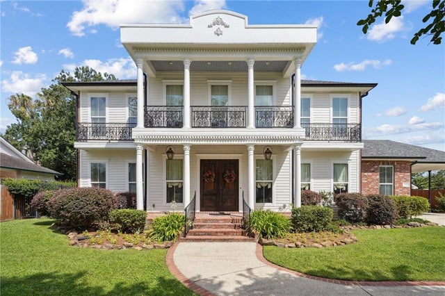 712 Stewart Av, River Ridge