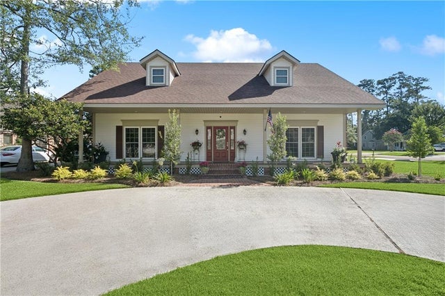 925 Winona Drive, Mandeville