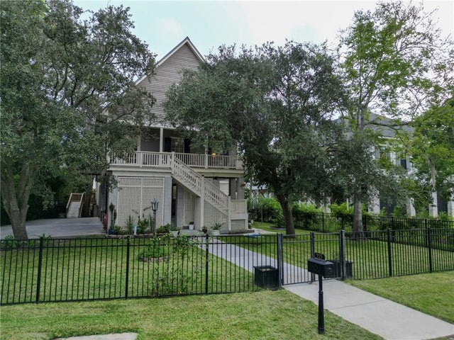 225 West Street, Mandeville