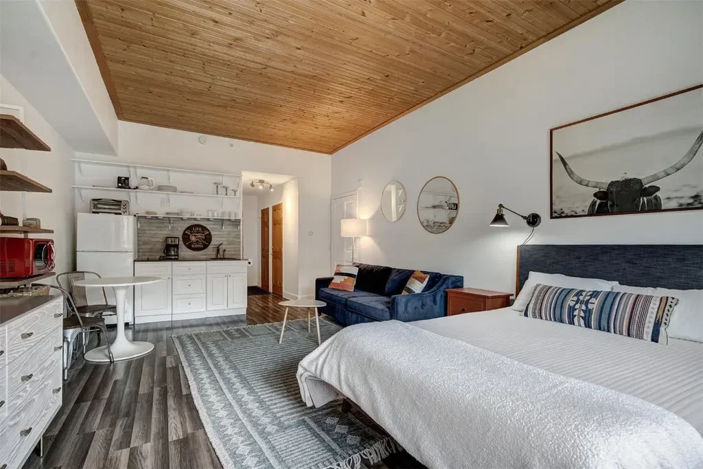 23110 Us Highway 6 5056, Keystone