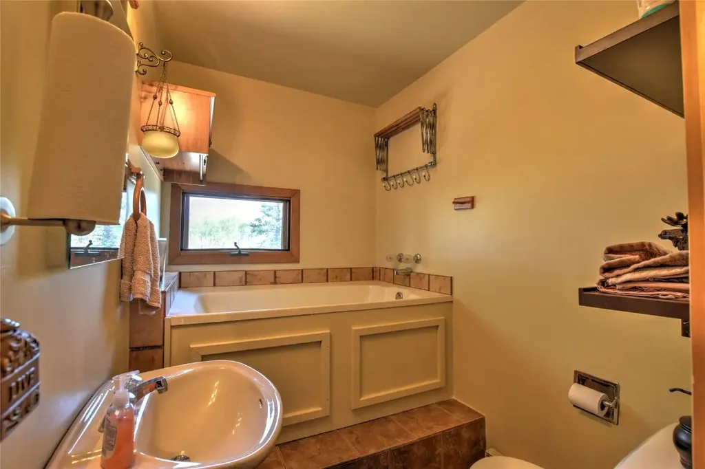 275 Vulture Lane, Como