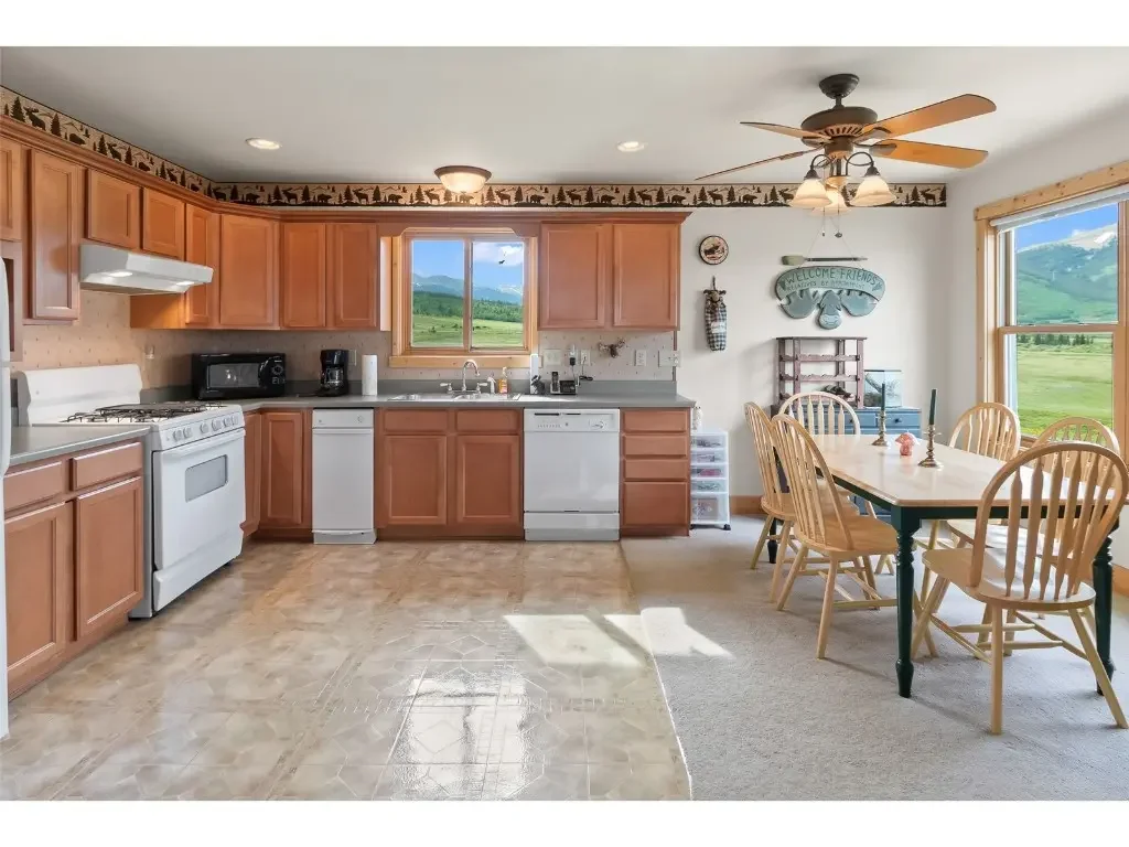 1000 County Road 33, Como