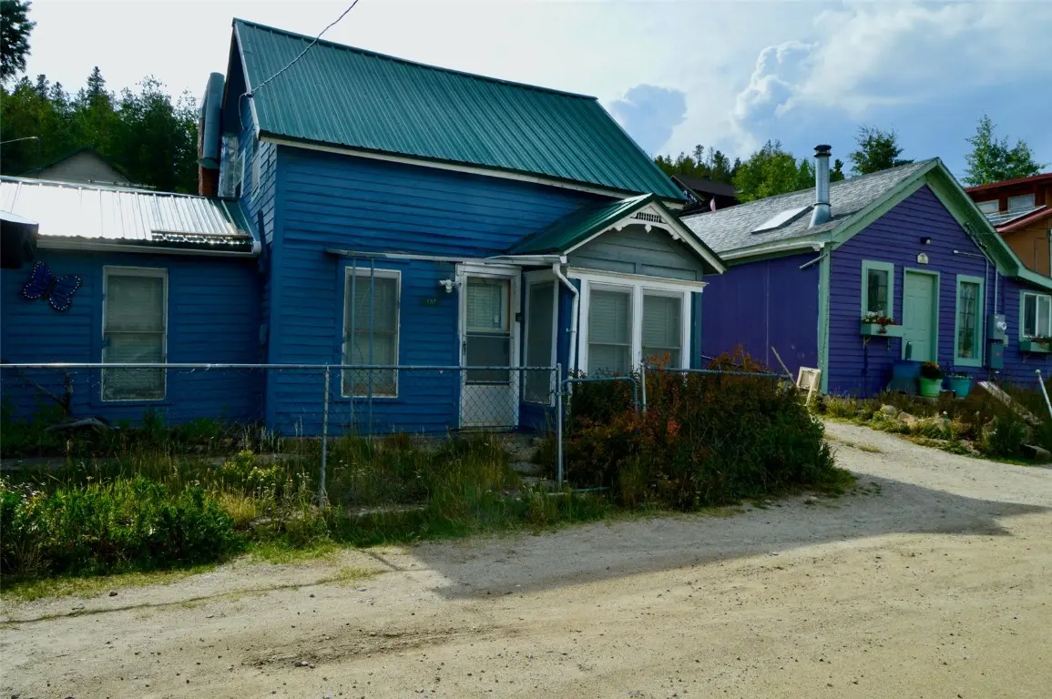 N 137 Pine Street, Alma