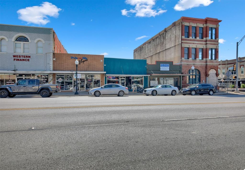 202 N Main Street N, Taylor