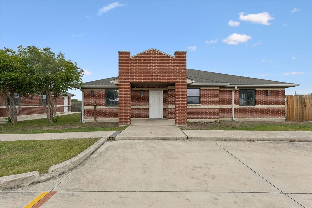 1024 S Guadalupe Street, Lockhart