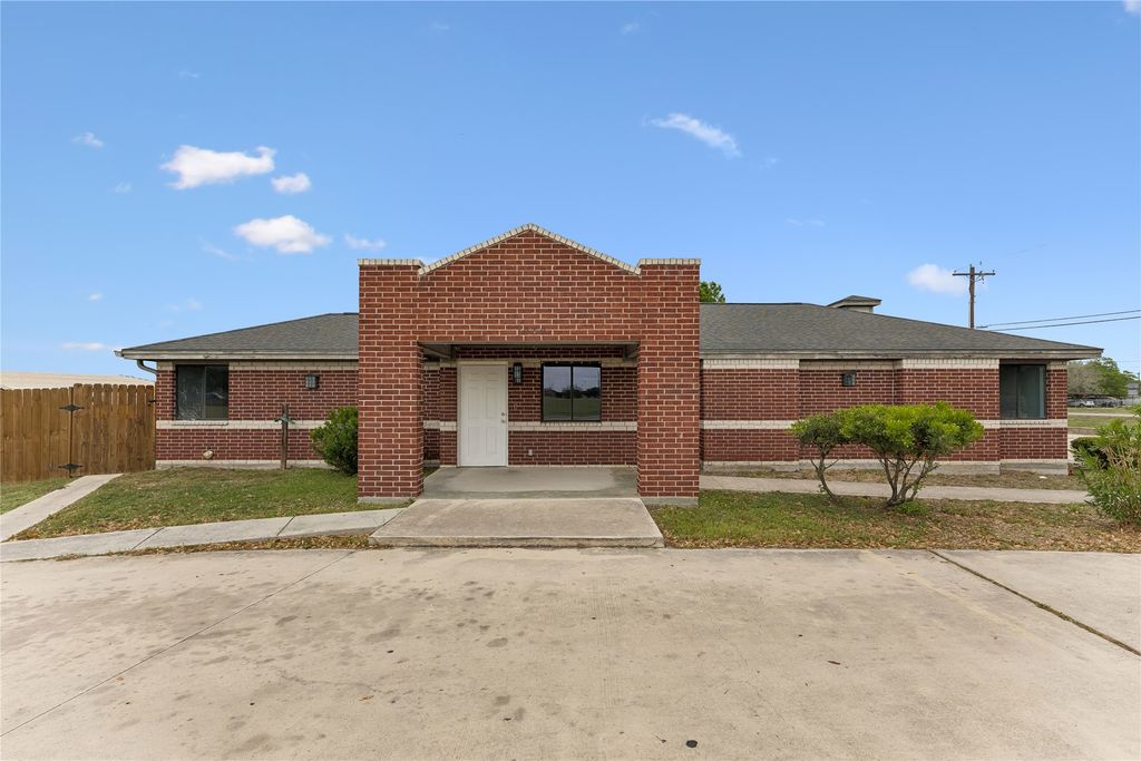 1030 S Guadalupe Street, Lockhart