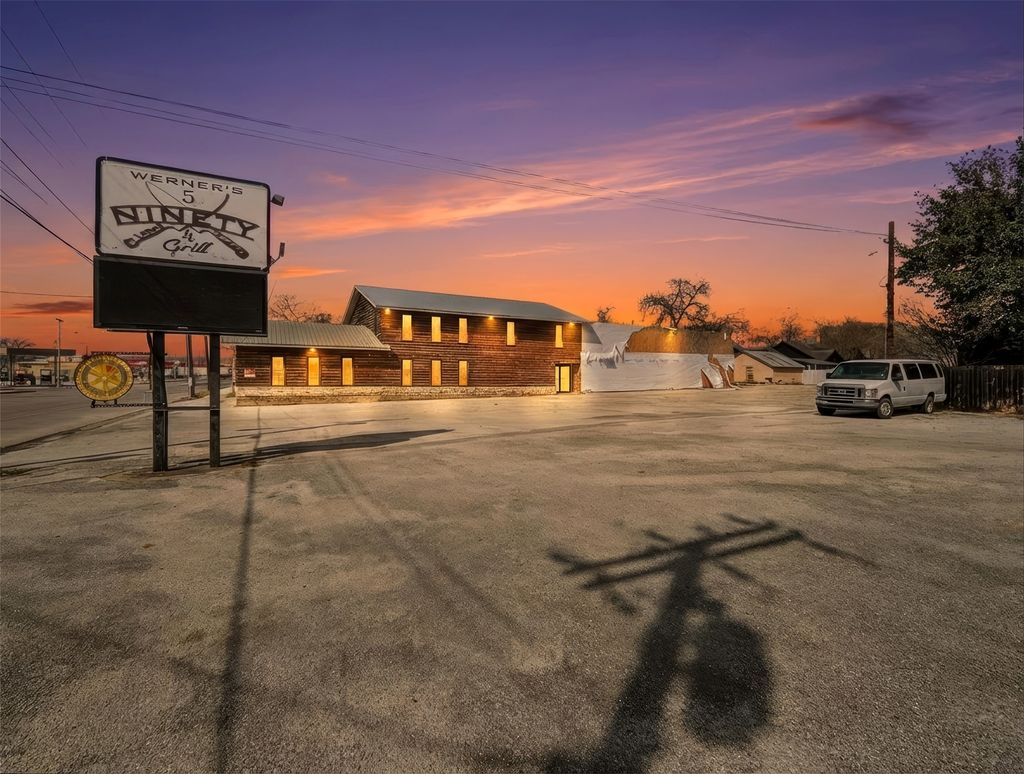 317 N Avenue E, Shiner