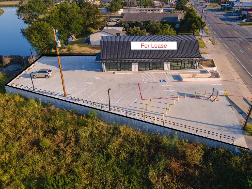 1425 N Main Street, Taylor