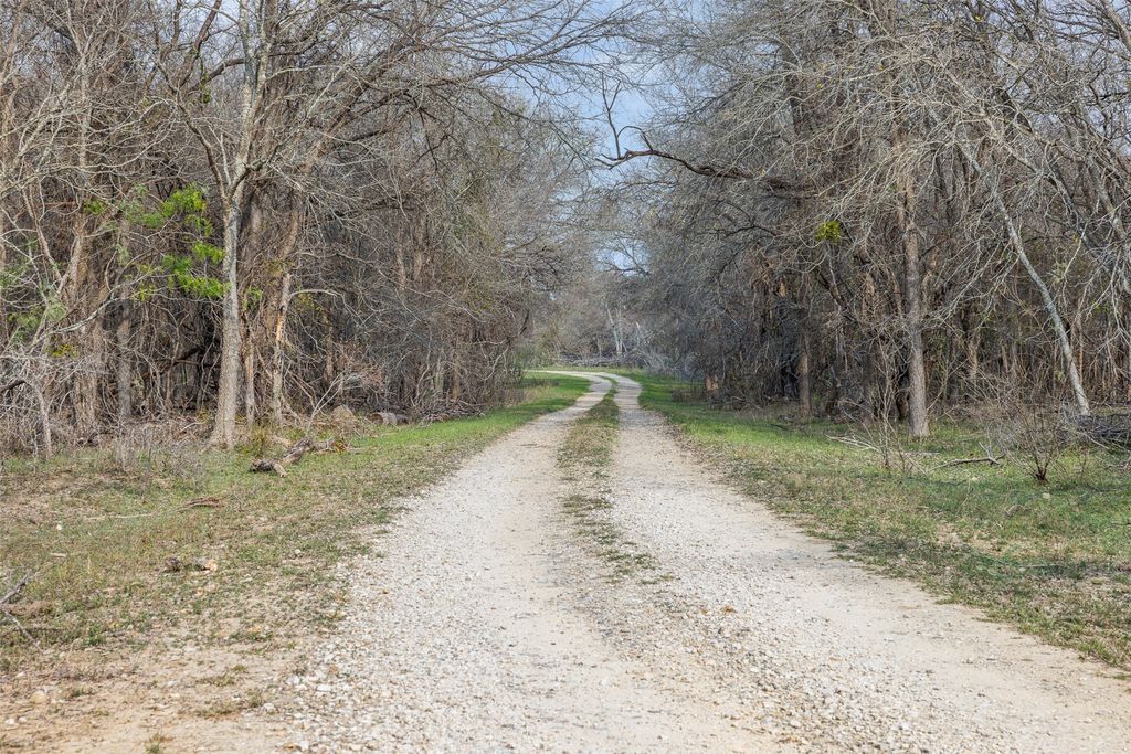 1144 Treetop Lane, Luling