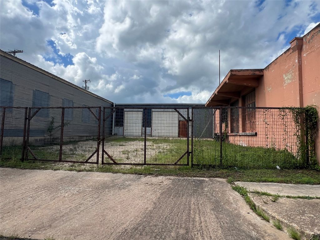 219 E 3rd Street, Taylor