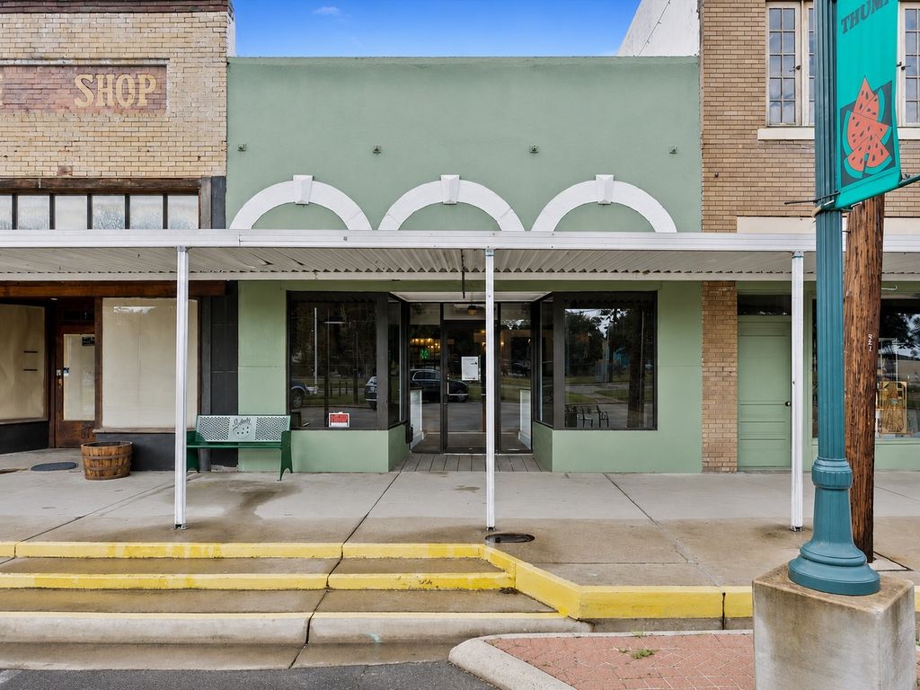 521 E Davis Street, Luling