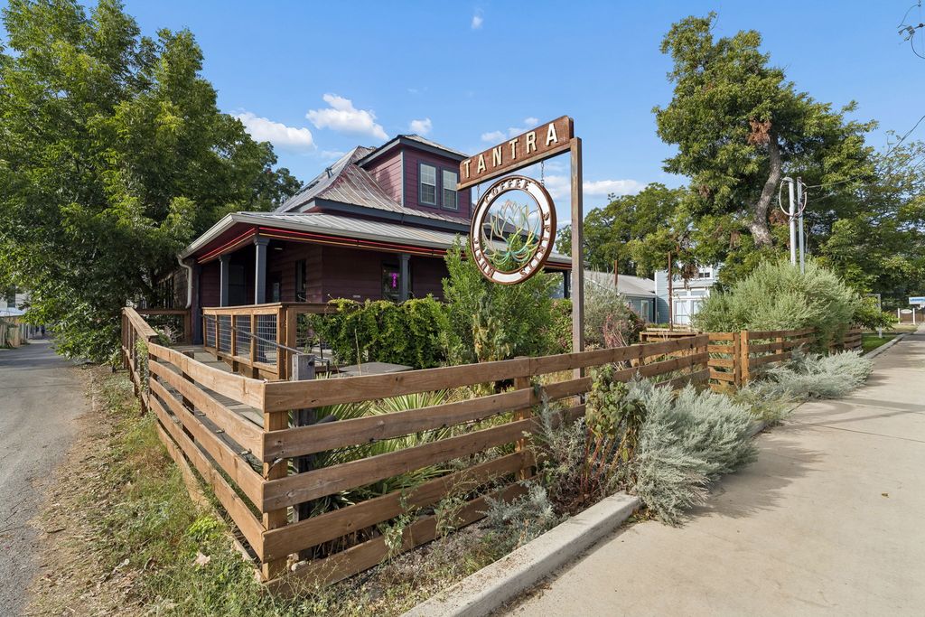 217 W Hopkins Street, San Marcos